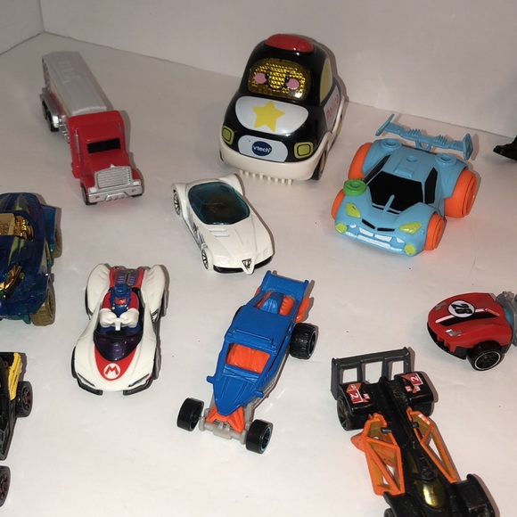 Lot of 16 different size brands 1 military guy &1 VTech police cars 1 H-W case - Picture 5 of 11